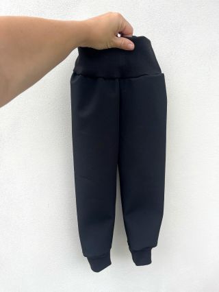 Černé softshellové kalhoty nesmí chybět #softshellove #kalhoty #cerne #podzimni #zimni #do #deste Více info do zpráv